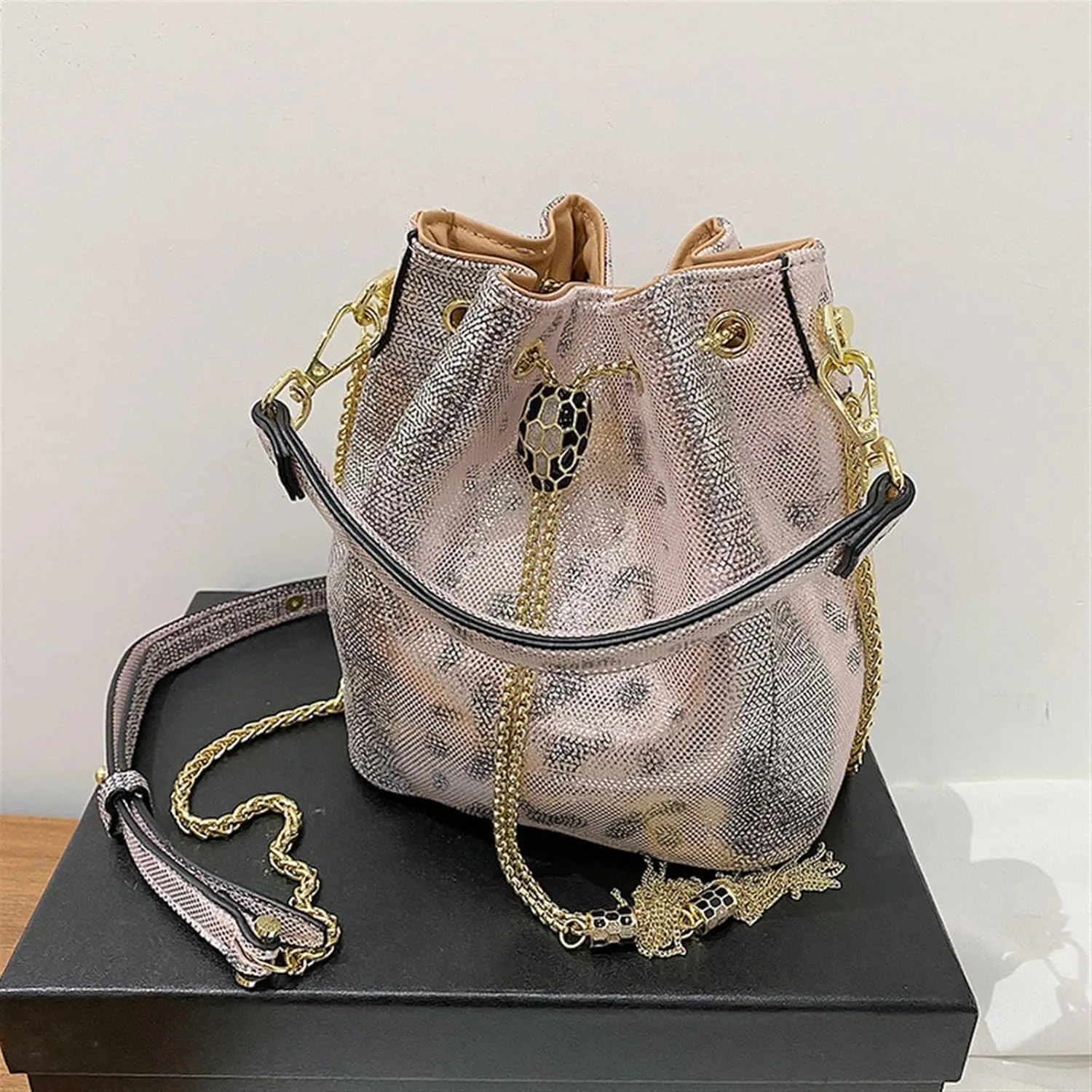 Chain shoulder handbag, light luxury fashion bucket bag, shoulder bag (Pink)